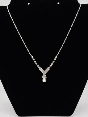 ✨ Elegant Silver-Tone Rhinestone Drop Necklace ✨